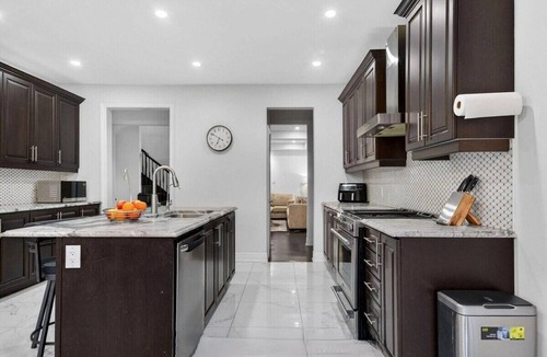 Brampton House | Luxury House, Bright & In Beautiful Neighbourhood!
