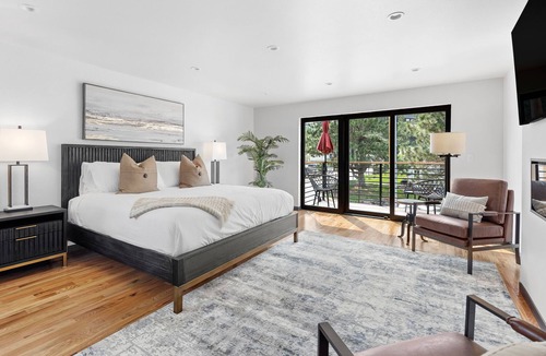 Hill City Apartment | Luxury King Studio Downtown Main Street