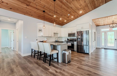 Stokes Bay Ski Chalet | Luxury Lakefront Escape with Games Room