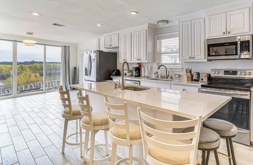 Runaway Bay House | Luxury Lakefront Retreat w/Dock in Runaway Bay