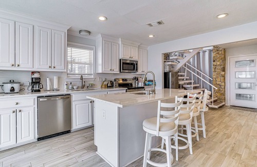 Runaway Bay House | Luxury Lakefront Retreat w/Dock in Runaway Bay