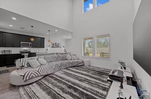 Rosenberg House | Luxury Modern & Spacious Retreat