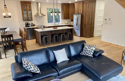 La Minerve House | Luxury Panoramic Lakeview Cottage w/Spa, Game Room & Beach