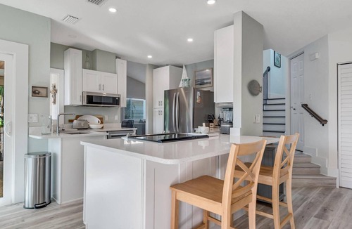 Palm Harbor House | Luxury Pool Home | Boat Dock | Canal Home | Recently Updated | Close to Golf | WIFI | Heated Pool