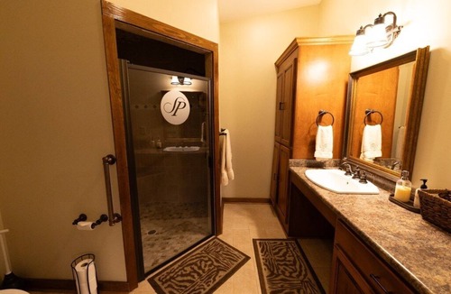 Fowlstown Cabin | Luxury Southern Lodge Retreat-4 Bedroom/4 Bathroom