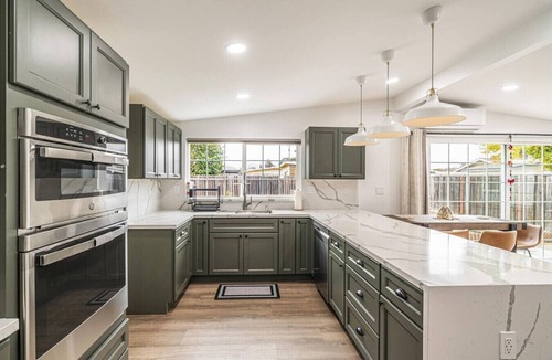 South Sundale House | Luxury suite with private bath in Central Fremont
