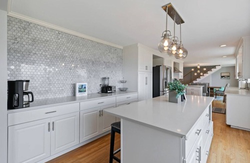 Broadview House | Luxury Water View 6BR Retreat with Gym