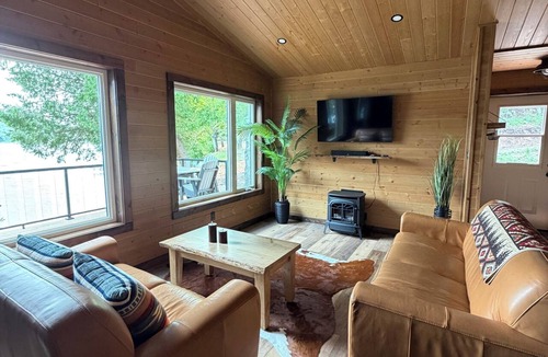 Manitoulin District Cottage | Luxury Waterfront Cottages | Gateway to McGregor Bay