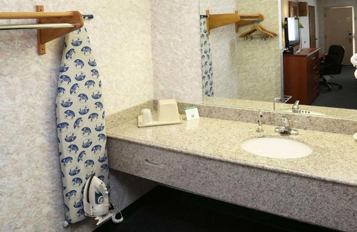 Howell Hotel | Magnuson Hotel Howell/Brighton