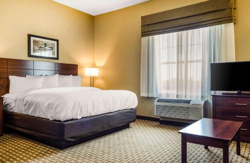 Hackberry Hotel | MainStay Suites Hackberry Sportsman's Lodge