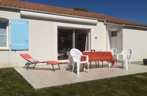 Brem Sur Mer House | Maison de 3 Chambres en Vendée Près des Commerces et des Plages