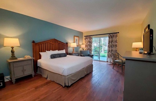 Crystal River Hotel | Manatee Encounter! Near Three Sister Springs! Free Parking, Pool!