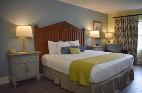 Crystal River Hotel | Manatee Encounter! Near Three Sister Springs! Free Parking, Pool!