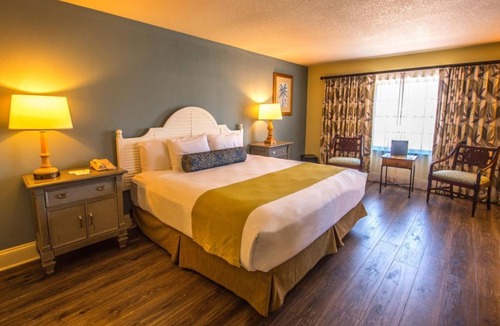 Crystal River Hotel | Manatee Encounter! Near Three Sister Springs! Free Parking, Pool!