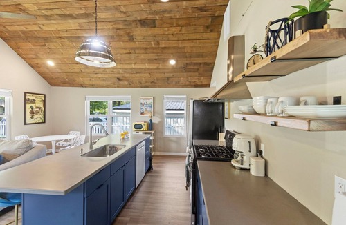 Newville Cottage | Maple Beach Cottage - Charming 2-bedroom cottage in Edgerton
