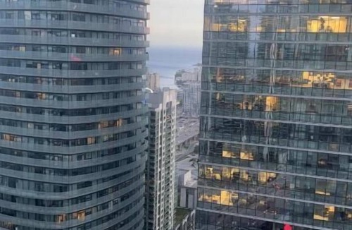 Downtown Toronto Condo | Maple leaf square