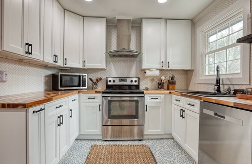 Thunderbolt House | Mariner’s Rest | 5BR Game Room, Near Beach