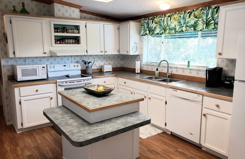 Crystal River House | Mellow Ozello Canal Stilt Home. Kayaks, Dock, King Beds, near Scallop Grounds