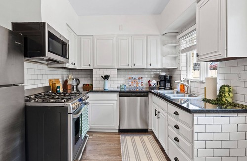 Pittsburgh House | Midcentury 5BD - BBQ & Yard - Close to DT & Pitt