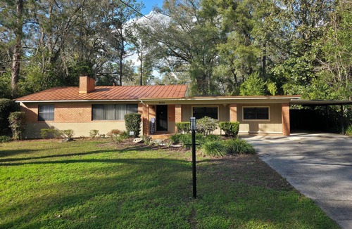 Gainesville House | Midcentury Marvel 5-bedroom pool house – walk to UF Stadium & Campus