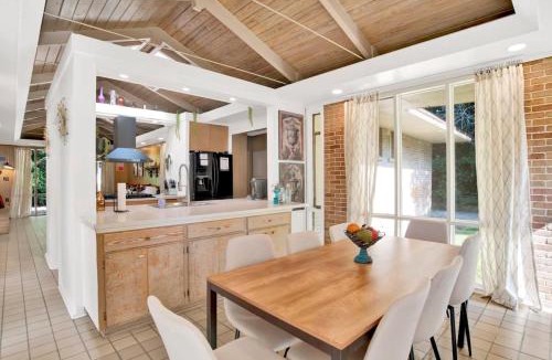 Mobile House | Midcentury Modern - Pool & Hot tub - Retro Retreat