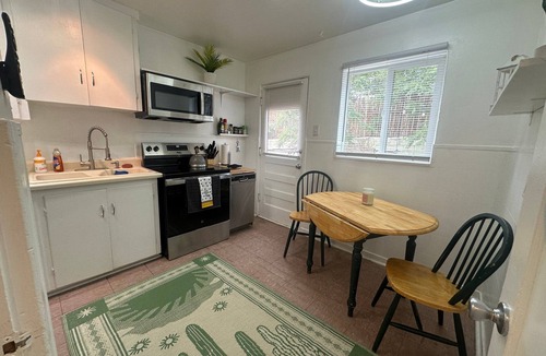 Spruce Park Apartment | Middle nest - Stylish 1BR – Walk to UNM & Hospitals – w/Parking !