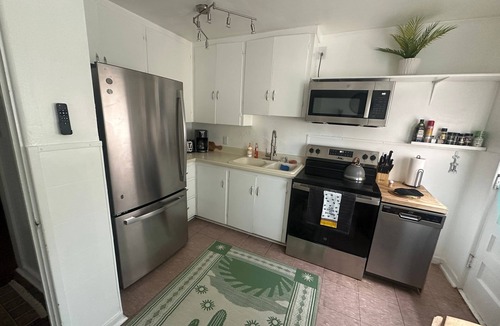 Spruce Park Apartment | Middle nest - Stylish 1BR – Walk to UNM & Hospitals – w/Parking !
