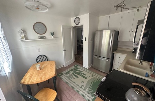 Spruce Park Apartment | Middle nest - Stylish 1BR – Walk to UNM & Hospitals – w/Parking !