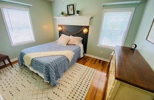 Glenview-Pinegrove House | Midtown Cottage- Walk to Whole Foods