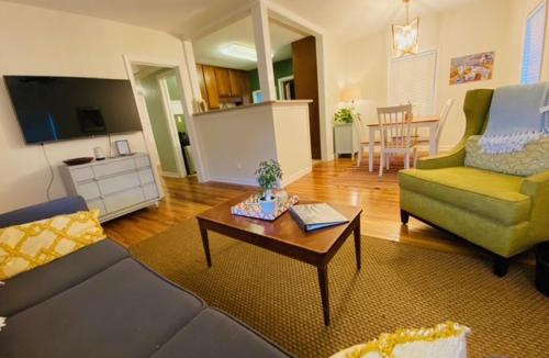 Glenview-Pinegrove House | Midtown Cottage- Walk to Whole Foods