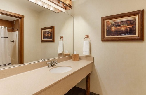 Johnston Hotel | Midwest Lodge Escape w/Kitchenette + Pool and Gym Access