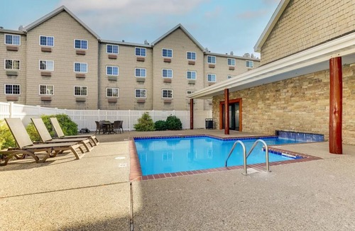 Johnston Hotel | Midwest Lodge Escape w/Kitchenette + Pool and Gym Access