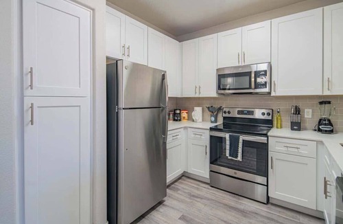 Glendale Sports and Entertainment District Apartment | Mins To Westgate & Stadium | Pool Gym W/D Parking