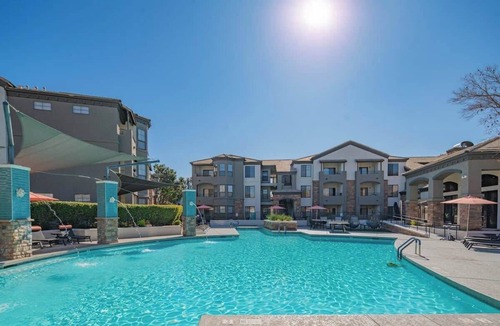 Glendale Sports and Entertainment District Apartment | Mins To Westgate & Stadium | Pool Gym W/D Parking