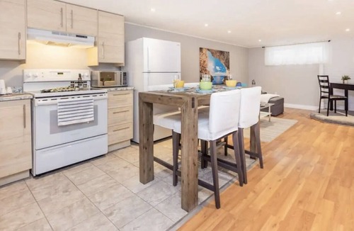 Industrial Park Apartment | Modern 1 Bed Flat - King Bed, Close to Downtown, Shopping, Transit and Via Rail