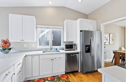 Whittier Heights House | Modern 3BD house in walkable Ballard, family and dog-friendly, A/C, fenced yard