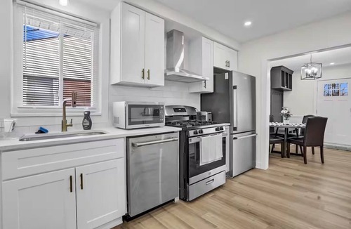 Madison Heights House | Modern 3BR Retreat w Backyard BBQ