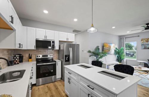 Acton House | Modern 4BR Home - Kitchen and Soaking Tub - South Indy