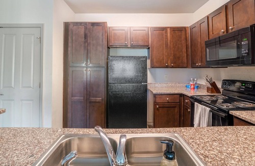 Covington Apartment | Modern Apartment in Prime Location (ID8014X44)