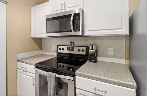 Pinellas Park Apartment | Modern Apartment in Prime Location (ID8612X34)