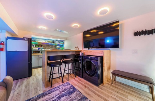 Southeast Omaha Apartment | Modern Chic Retreat | Luxe Comfort & Style