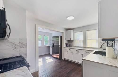 Cleveland House | Modern Comfort Near Clinic & Downtown, King Bed!