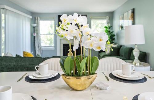 Afton House | Modern Comfort Loves Park Stylish 3BR Getaway
