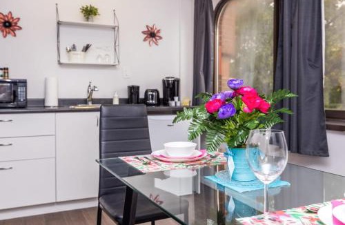 Centretown West Apartment | Modern Condo - Chinatown Close to Little Italy