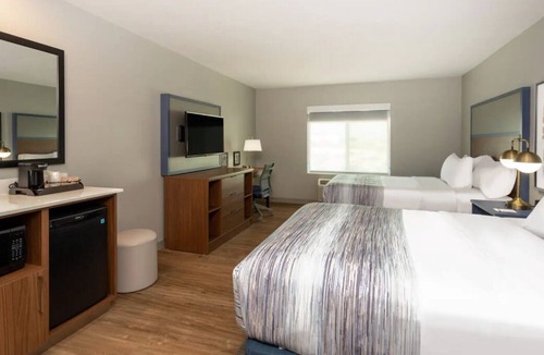San Angelo House | Modern Convenience! 3 Relaxing Units! Onsite Pool, FREE Breakfast, Parking!