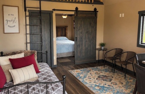 Gregory Cottage | Modern Cottage 56 Getaway -Walk to Food, Drinks & Fun