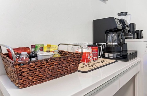 Gateway Park House | Modern Cottage-Parking close to UF available. 5 min to UF & Hospitals