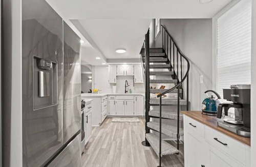 Lexington House | Modern cottage w beach 3 blocks!