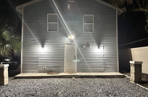 Higbees Daytona House | Modern Daytona Retreat Sleeps 5 King + Queen Fire Pit 10 Min to Speedway & Beach