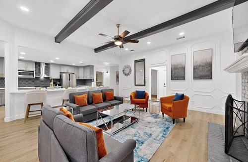 Southwest Carrollton House | Modern Design & Chef's Kitchen & Spacious &Stylish